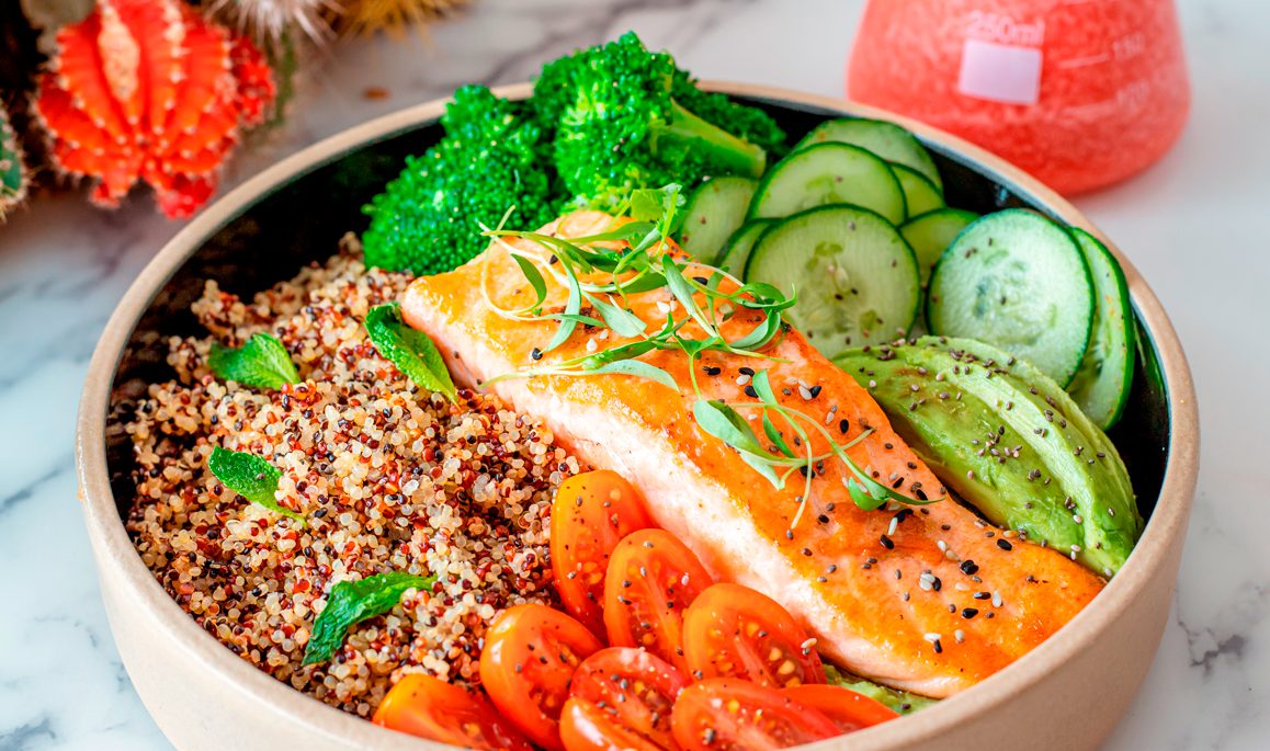 plate-of-salmon-with-quinoa-and-raw-vegetables